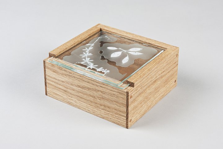 Sliding glass lid in wood box, click image for more details