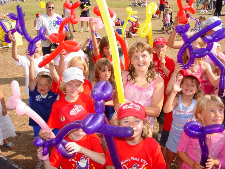 Fun in the Sun with Cosmo's Balloon workshop..