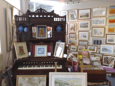 How many Galleries have a Harmonium in them?