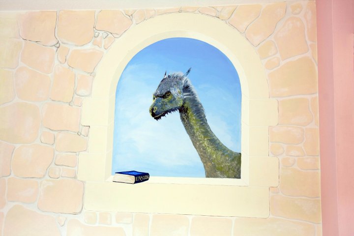 Dragon in Castle Window - Trompe l'oeil